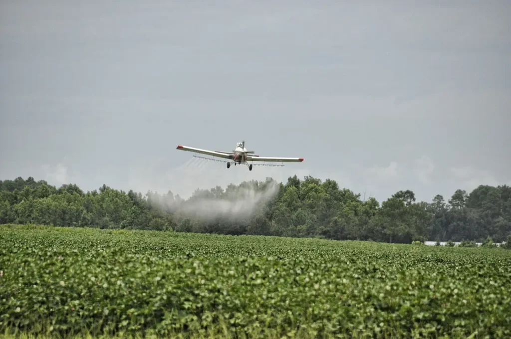 avioneta esparciendo insecticida