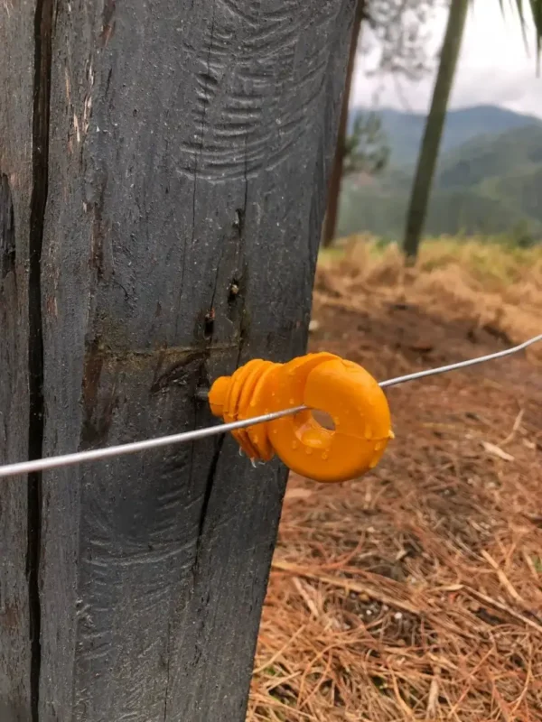 Aislador con Tornillo para Cercas Eléctricas - Imagen 2